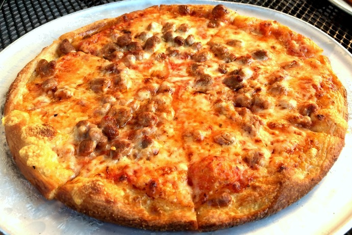 photo of hamburg pizza from Darcy's Village Pub, Quincy, MA (from hiddenboston.com)
