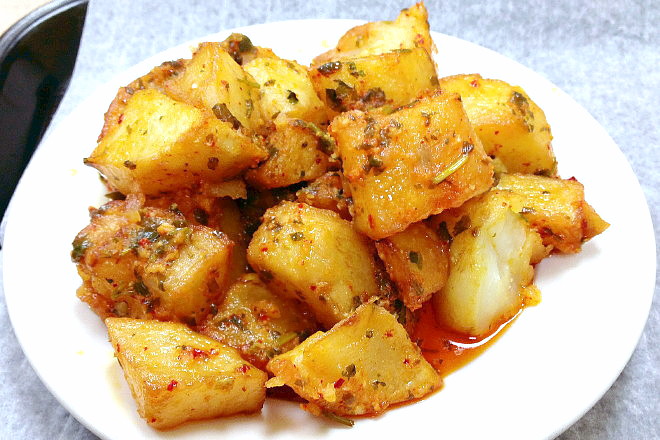 photo of spicy potatoes from Garlic 'n Lemons, Allston, MA