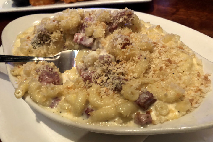 photo of macaroni and cheese with corned beef from Harry's Bar and Grill, Brighton, MA