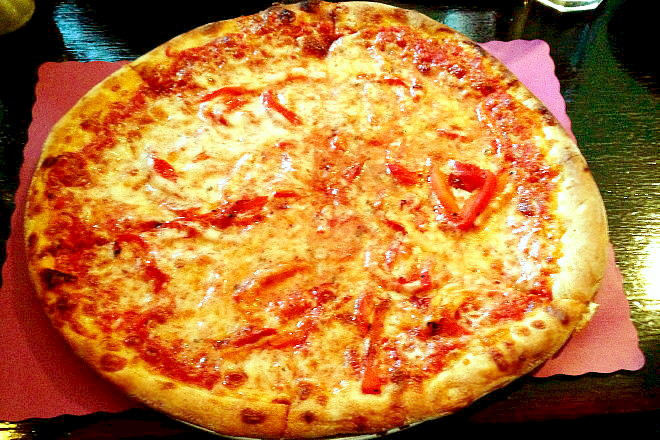 photo of roasted pepper pizza from La Hacienda, Somerville, MA