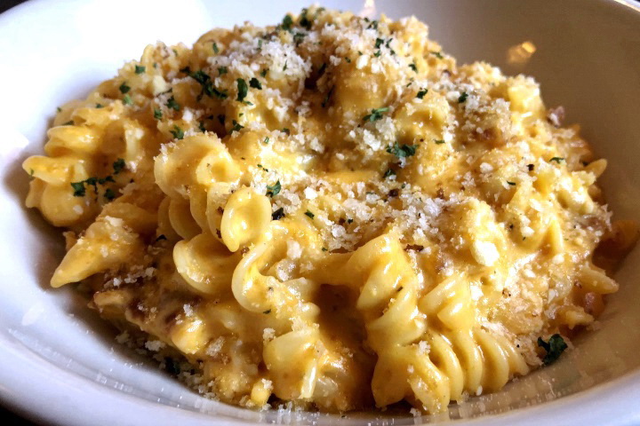 photo of macaroni and cheese from Lucky's Lounge, Boston, MA