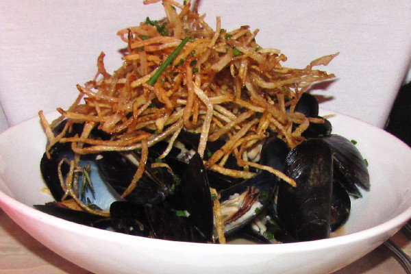 photo of mussels from Lucky's Lounge, Boston, MA
