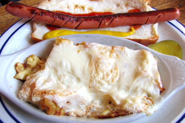photo of macaroni and cheese and hot dog dinner  from the Putney Diner, Putney, VT