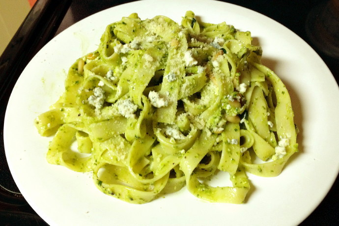Photo of tagliatelle with blue cheese, pesto, toasted pine nuts, and basil leaves (recipe)