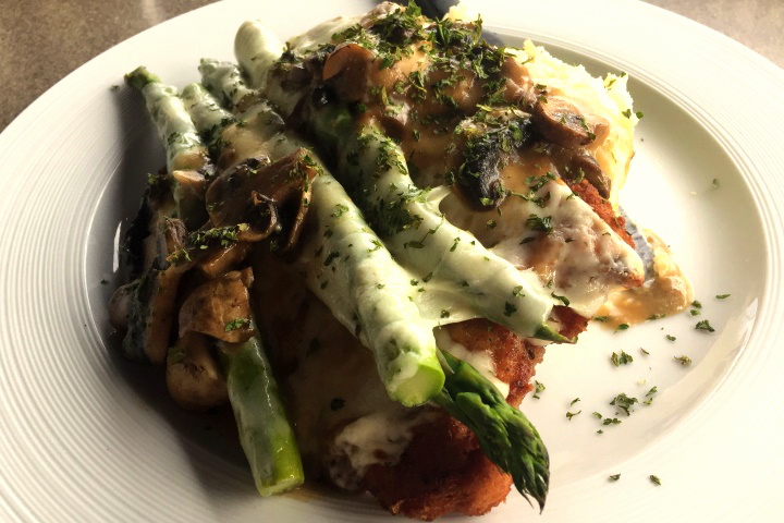 photo of Chicken Amanda (chicken, asparagus, mushrooms, mozzarella cheese, wine sauce) from Winthrop Arms, Winthrop, MA